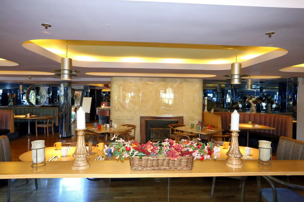 James Bay Inn Hotel, Suites & Cottage