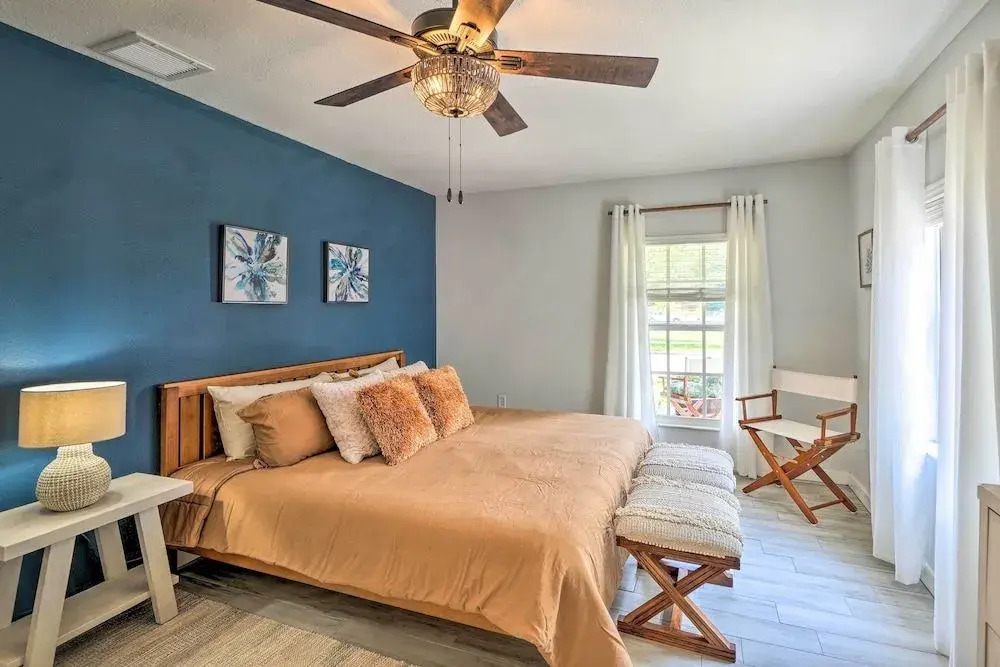 Central Point Tampa Home W/ Outdoor Lounge!