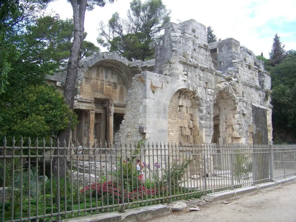 Отель B&B Nimes Centre Arène