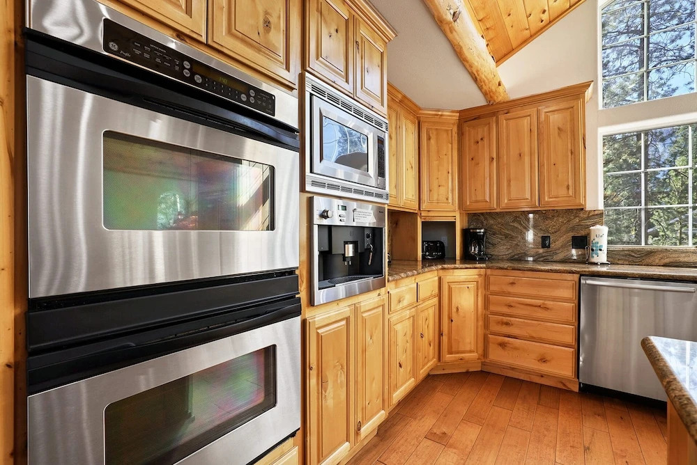 Fully Remodeled Tahoe Retreat with Game Room and Hot Tub