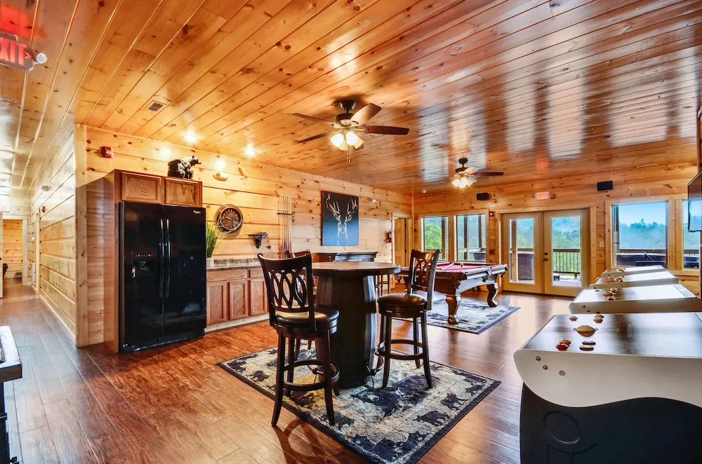 Foxwood Mansion - Fourteen Bedroom Cabin