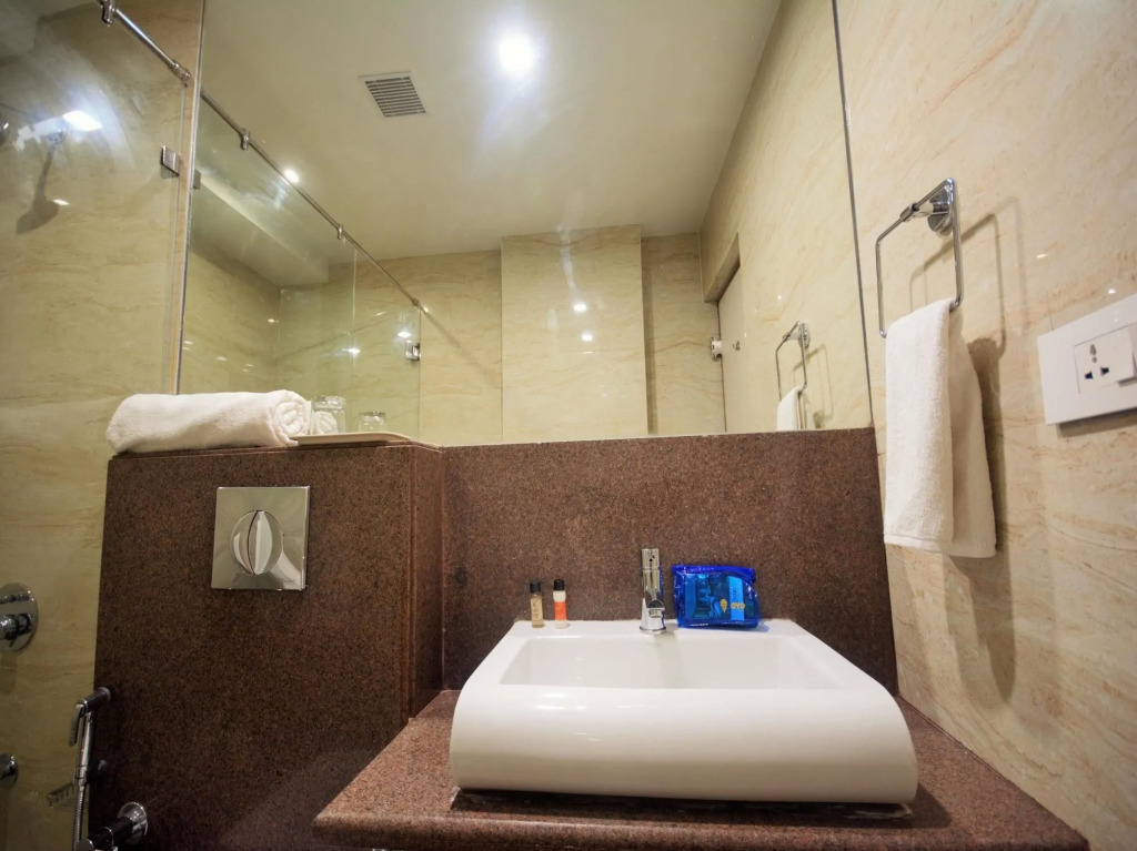 OYO 3763 Naeeka Hotel