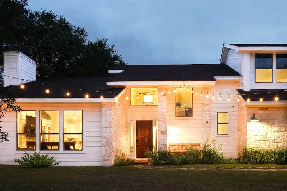 Shaded Getaway with BBQ and Fire Pit in Austin!