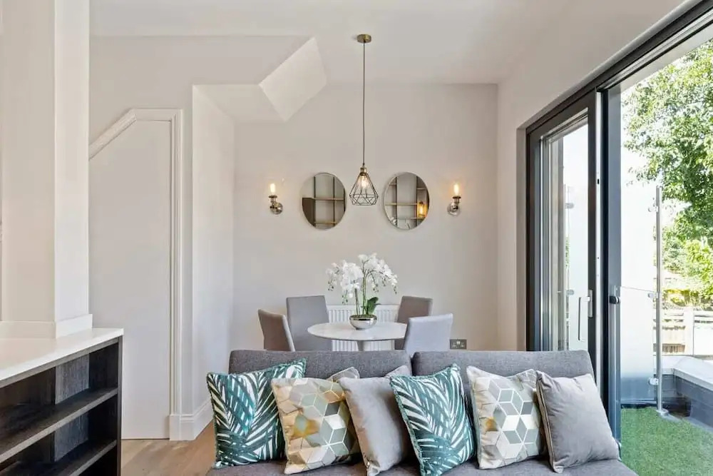 Designer 1-bed Flat W/juliet Balcony nr Wimbledon