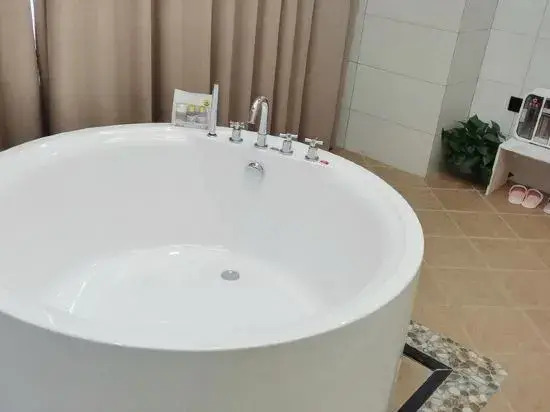 Pingjiang Qihang Theme Hotel