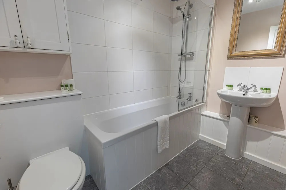 Bright 2 BR Battersea Flat With Great Location