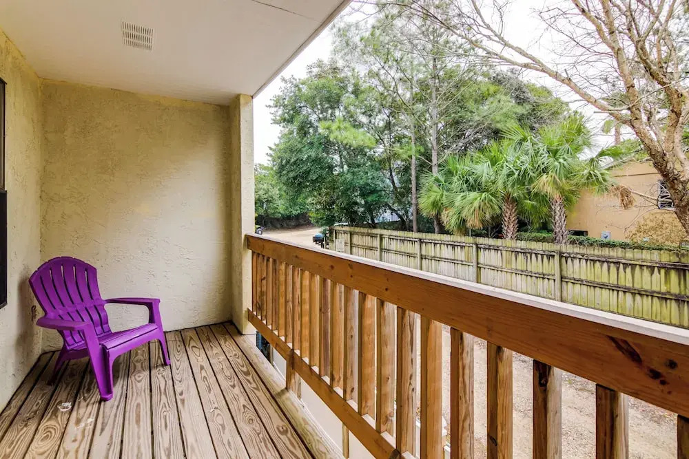 Destin Townhome w/ Balcony - Walk to the Beach!