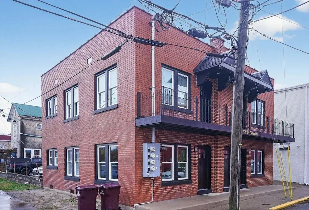 Stylish Retro Stay, Columbia House Unit D 1 Bedroom Apts