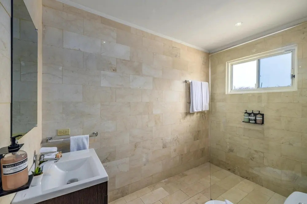 - Large Private Pool With Outdoor Dining - Centrally Located in the Island - Poo