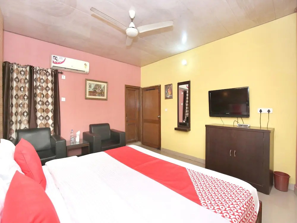 OYO 11912 Hotel Nav Classic