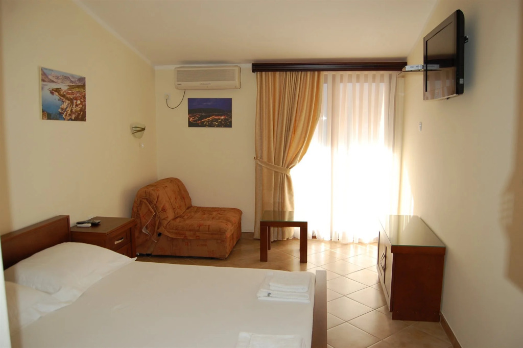 ROOMS & APARTMENTS DOBROTSKI DVORI