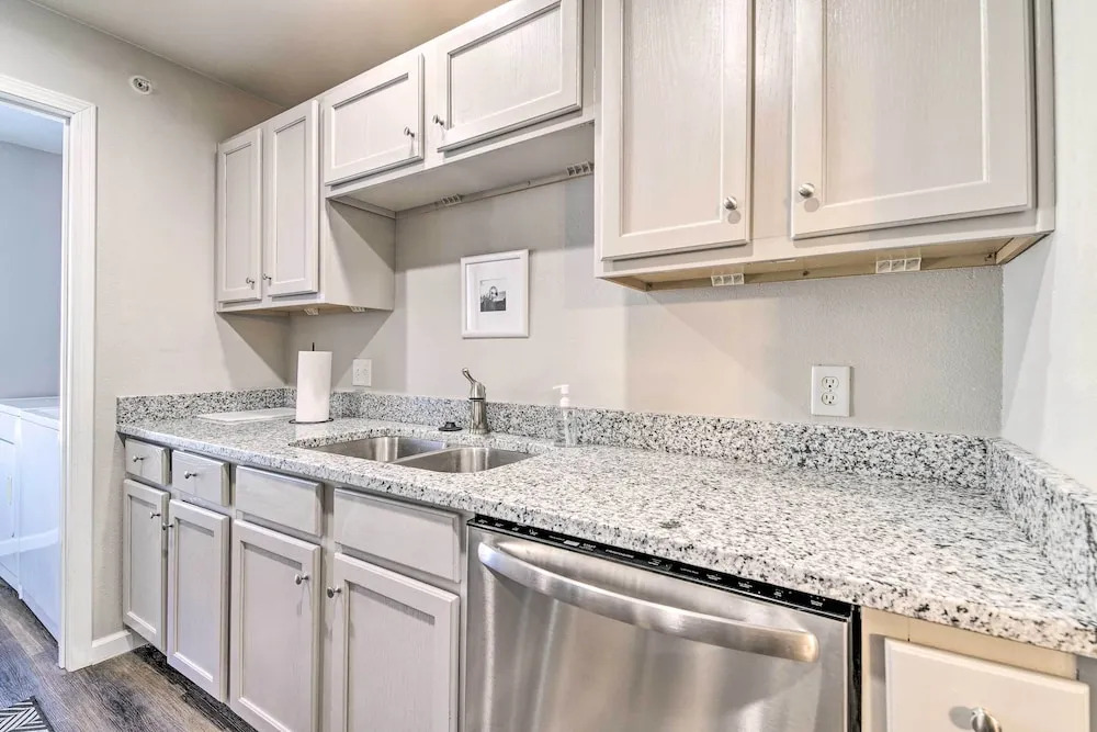 Branson Condo w/ Balcony: Near Silver Dollar City