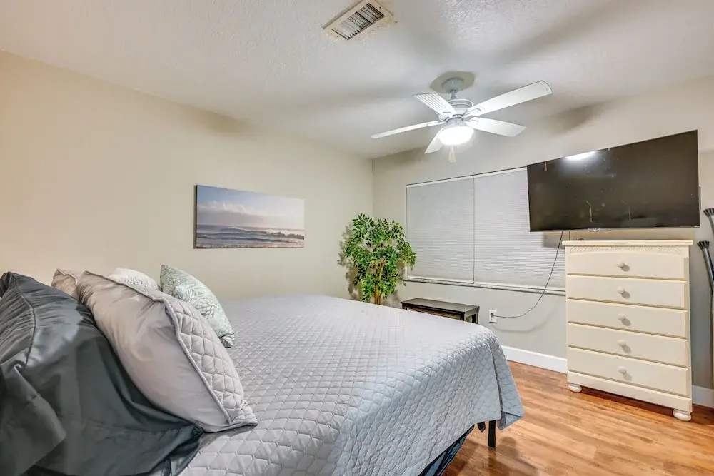 Dock & Beautiful Views! Spacious Bellows Lake Gem