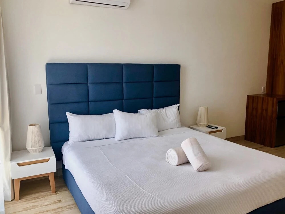Fantastic Condo Perfect for Relaxation Yoga Massage Room in Building Rooftop Pool Sunbeds