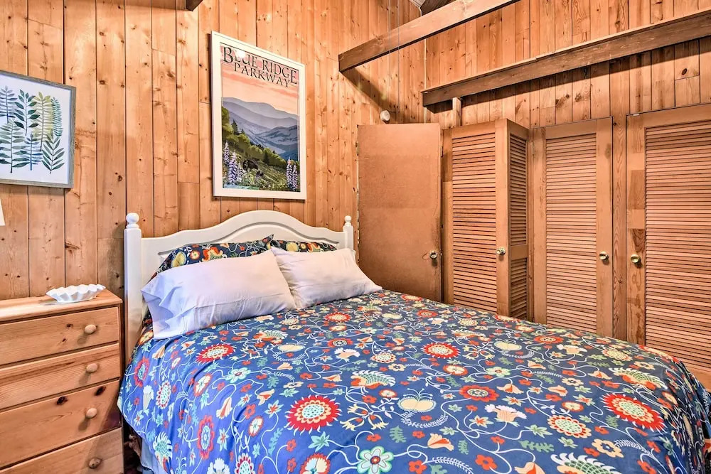 6 Mi to Grandfather Mtn: Lake Cottage w/ Deck