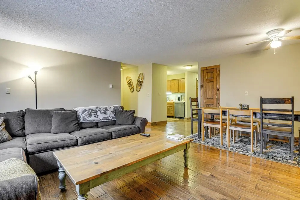 < 1 Mi to Mt Snow: Charming Condo w/ Fireplace