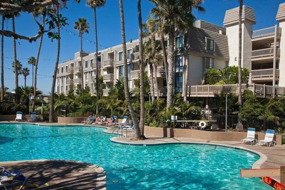 Modern condo with access to pool & hot tub in great location