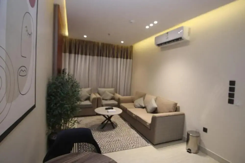 Aris in Apartment