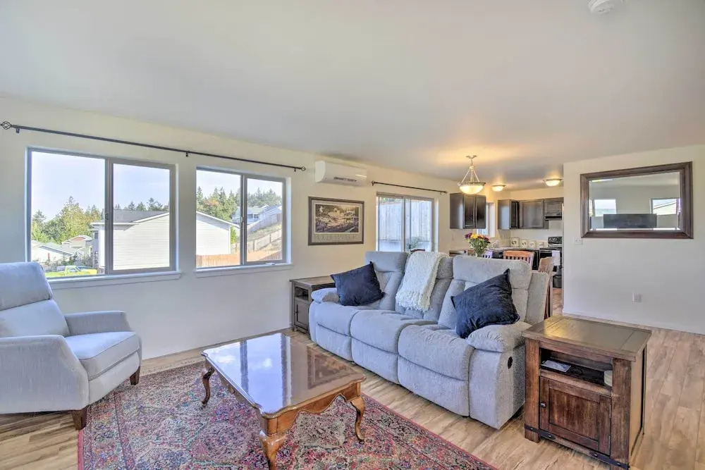 Pet-friendly Poulsbo Abode w/ Mountain Views!