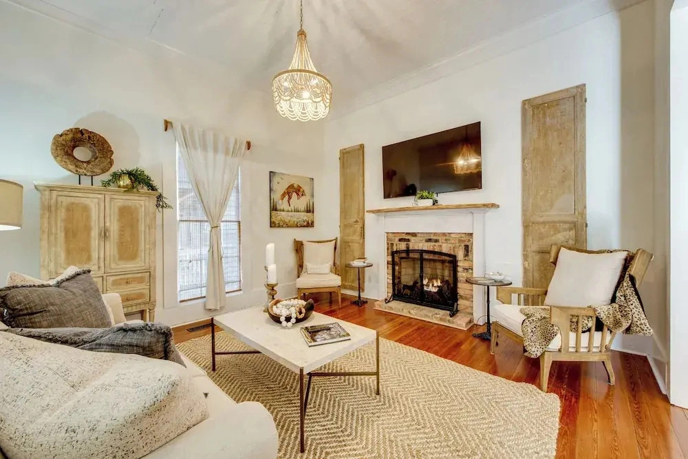 Walk to Broad St! Family Home in Historic District