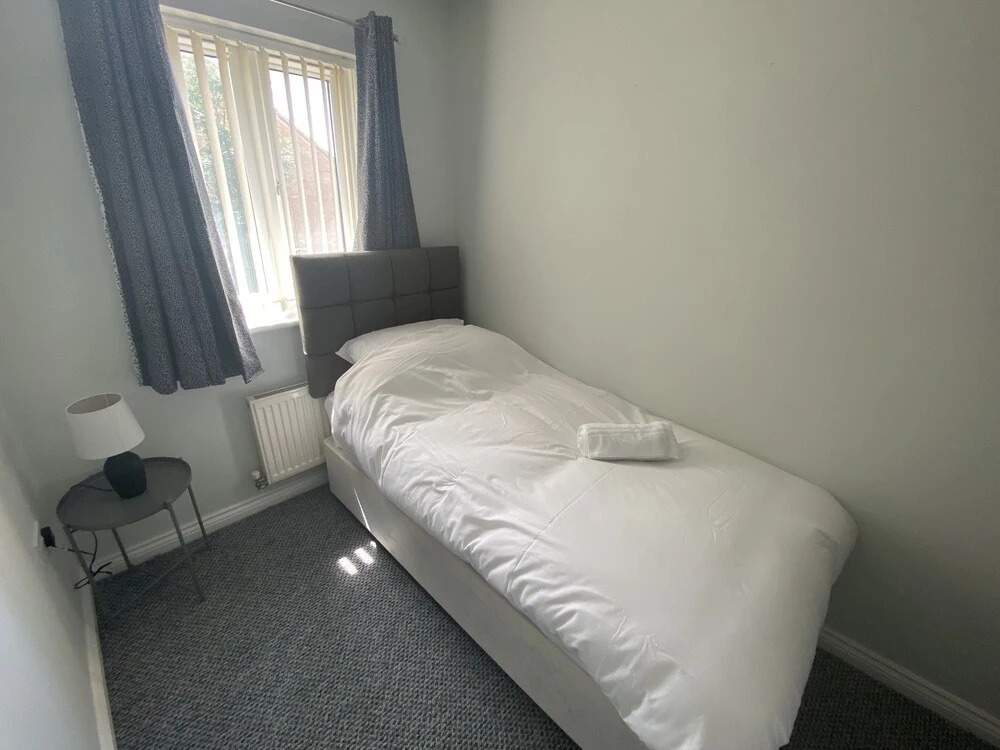 Oakley Vale House and Garden! Free Private Parking, TV, Fully Equipped