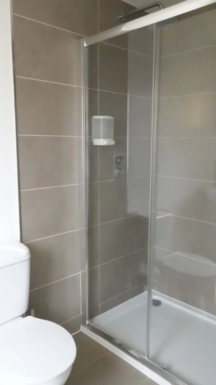 Private on suites- Private Bathroom every room-1 Bus to Heathrow Airport