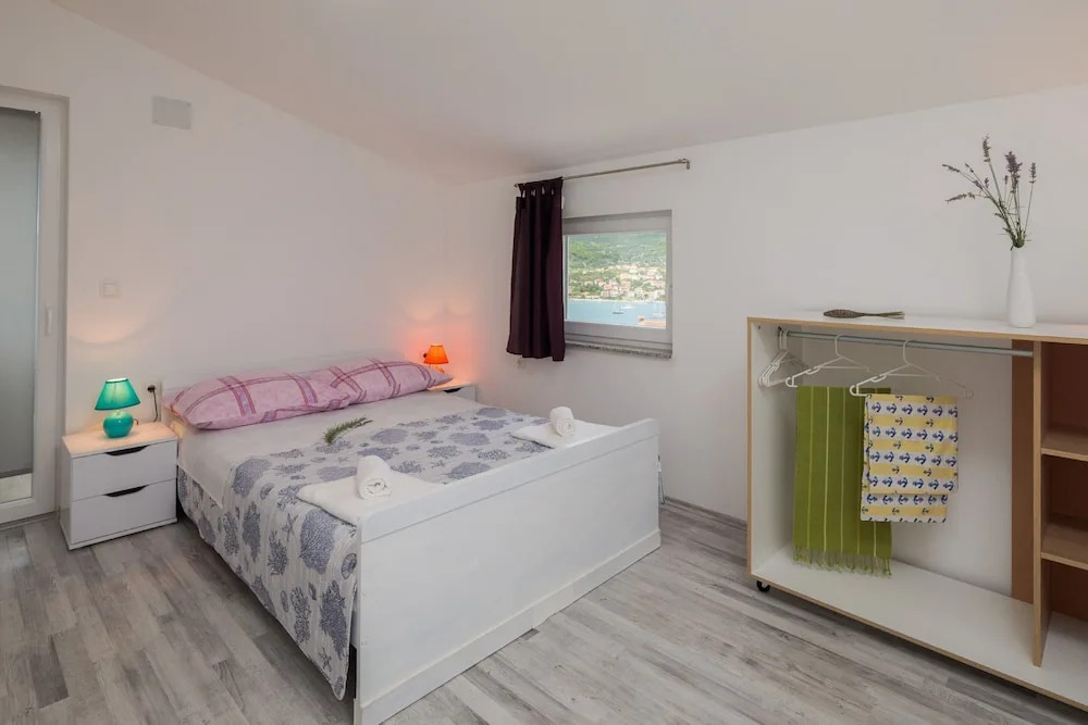 A8 - Modern apt With Terrace, 3 min Walk to Beach