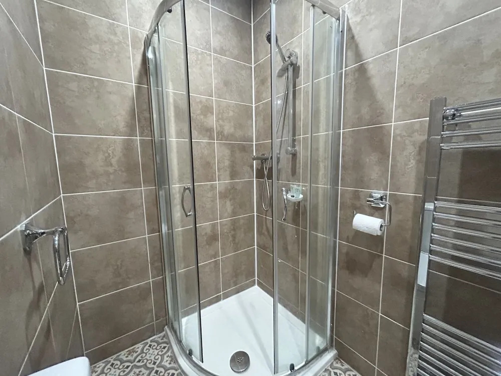 Private Luxury Apartment - Free Parking & Wi-fi