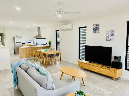 DAYDREAMING Airlie Beach, Water views & only 200m to boardwalk