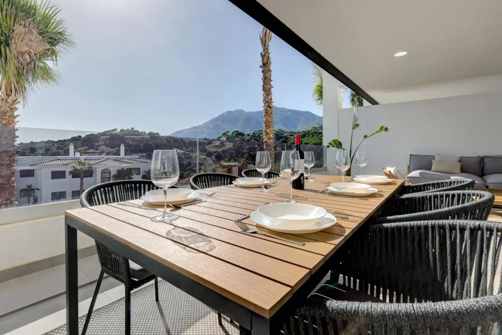 Brand New, Elegant Three Bed Apartment