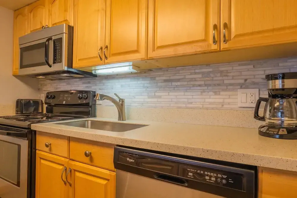 Comfortable Cozy Condo - Short Walk to American Eagle Lift - SH402 by RedAwning