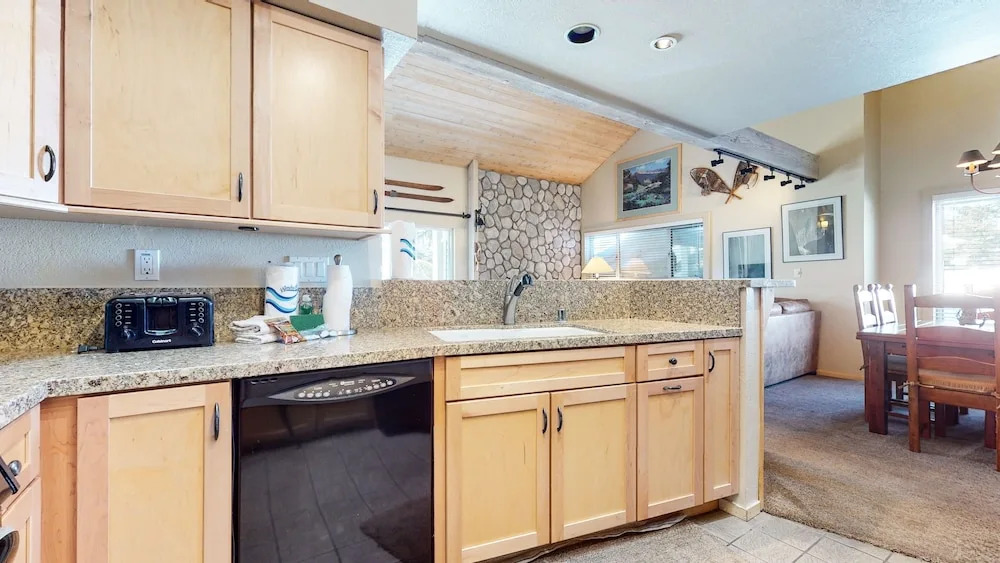 Snowcreek IV 622 Light, Bright and Updated, Walk to Snowcreek Athletic Club by RedAwning