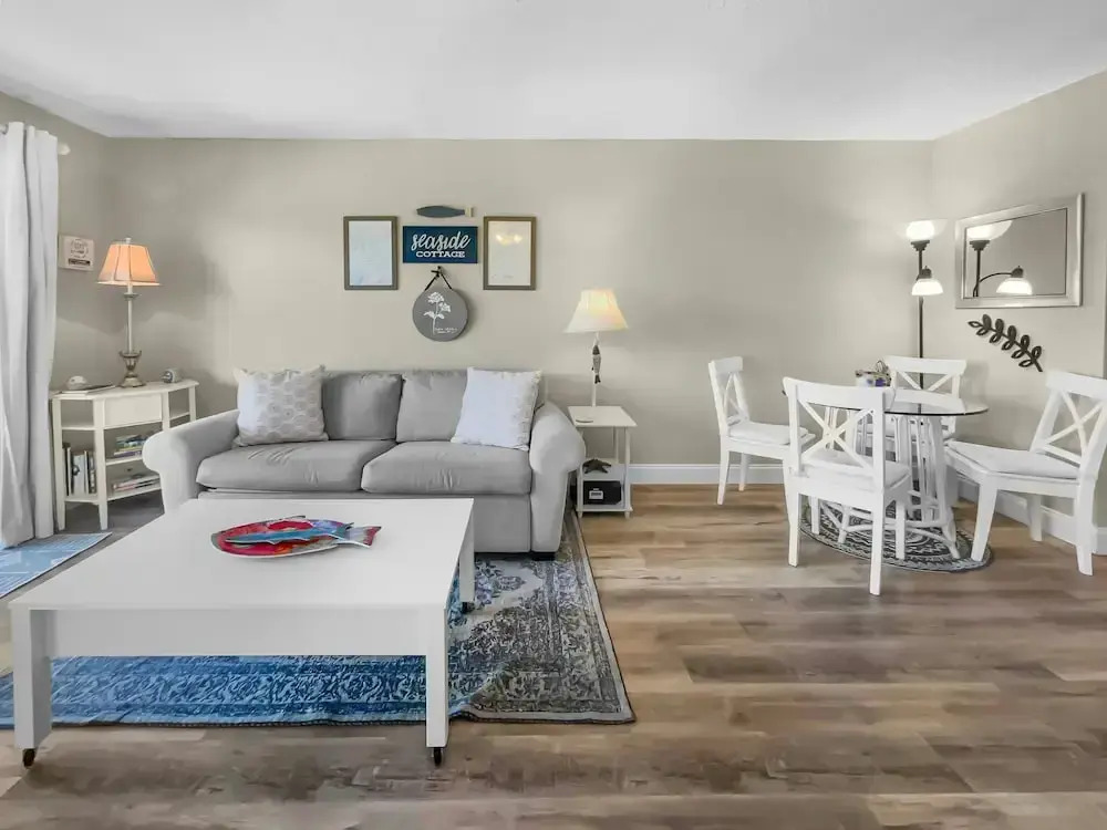 Summersalt 1 Bedroom Condo by RedAwning