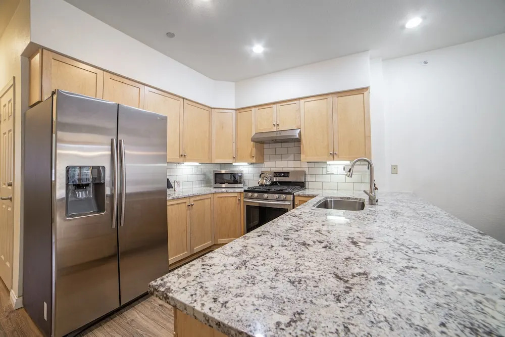 Updated W/ Pool & Hot Tub - Walk To Lift! 2 Bedroom Condo