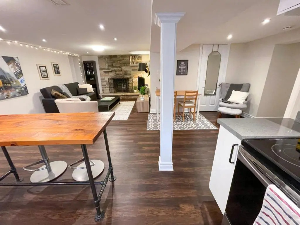 Spacious & Renovated 1BD Suite w/parking
