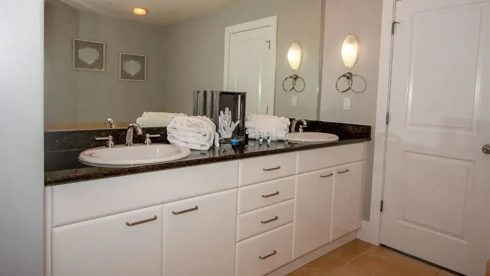 Two Bedroom Condo With Waterfront Views - Unit Crc1008