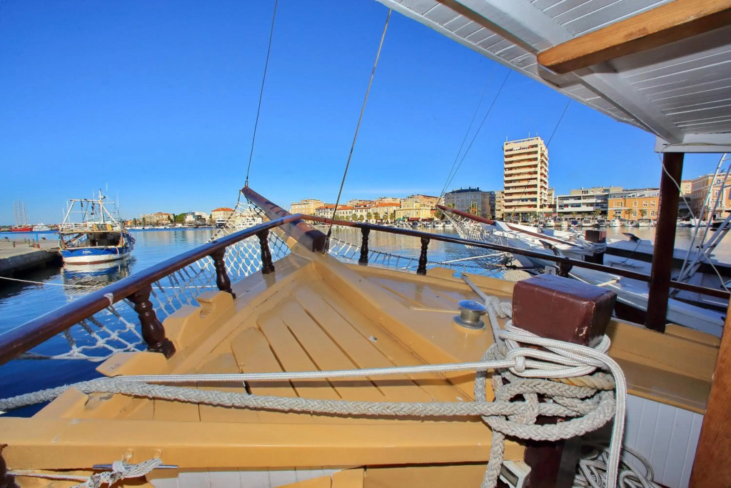 Rhythm Floating Hostel - Zadar
