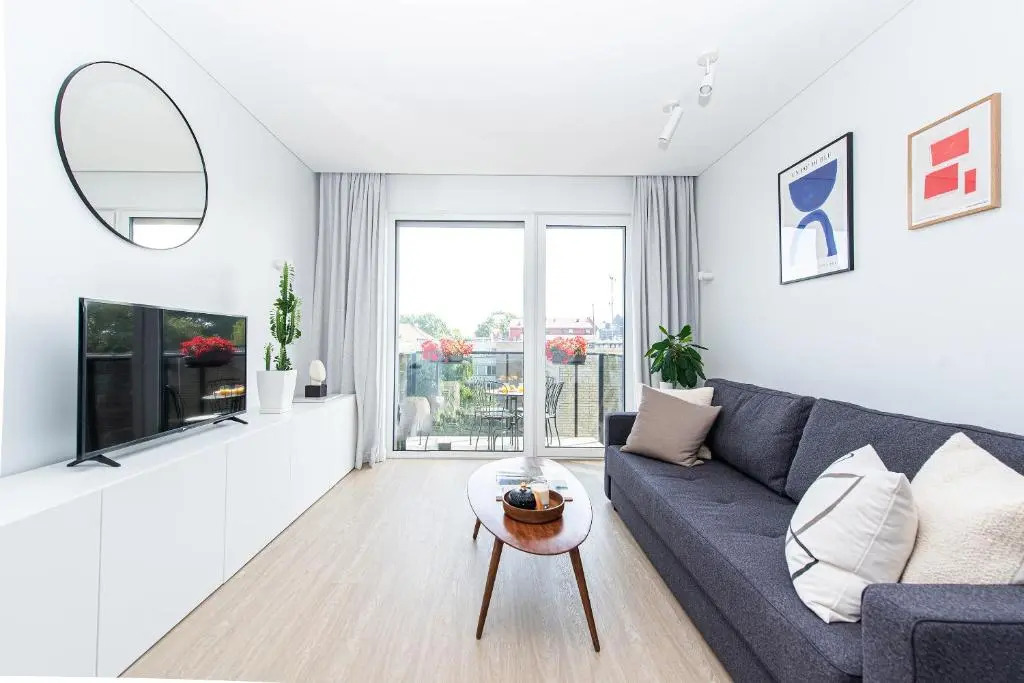 New Modern Apt with Garage Parking, Balcony, by Cohost