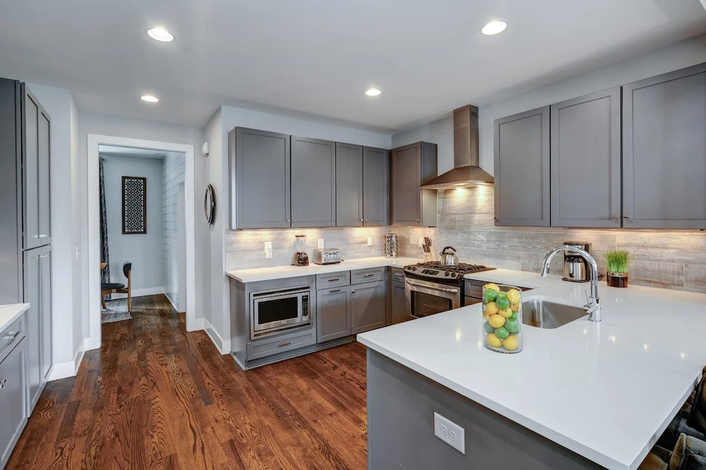Skyline View - High-End Home, 2 Vibrant Districts by RedAwning