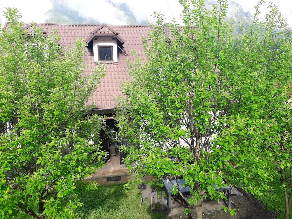 Chalet With 5 Bedrooms in Buteni, With Wonderful Mountain View, Enclosed Garden and Wifi