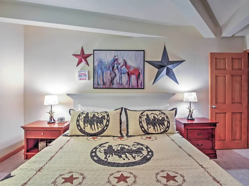 Unique Gatlinburg Cabin: Decks, Hot Tub, Fire Pit