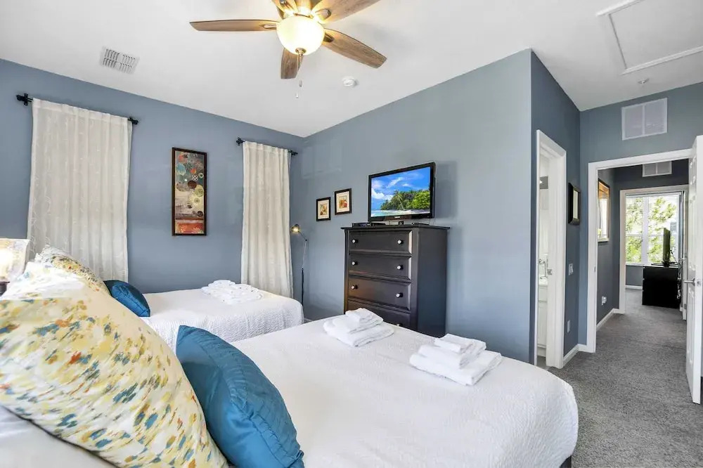 Pleasant and Spacious Town Home Near the Convention Center #3vc107