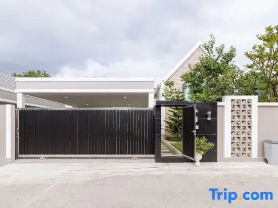 Single-family three-bedroom swimming pool villa