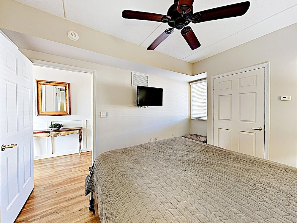 Downtown W/ River View, Near Shops & Beaches 1 Bedroom Condo