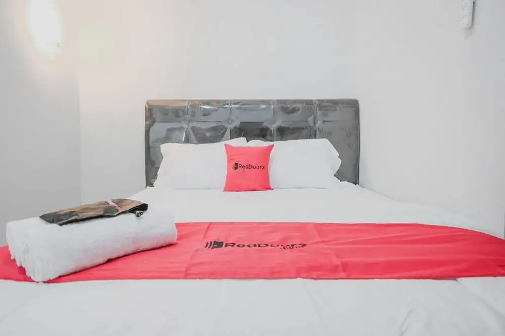 RedDoorz Syariah near Siloam  Hospital Kebon Jeruk