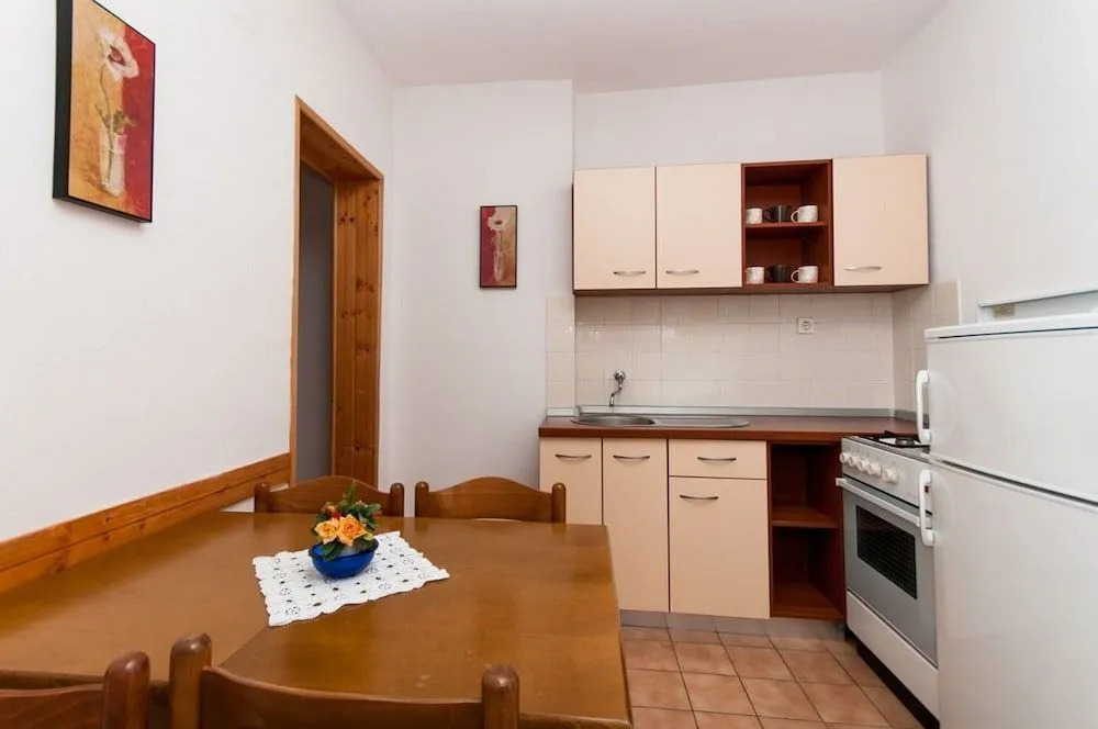 Apartments Crljenko