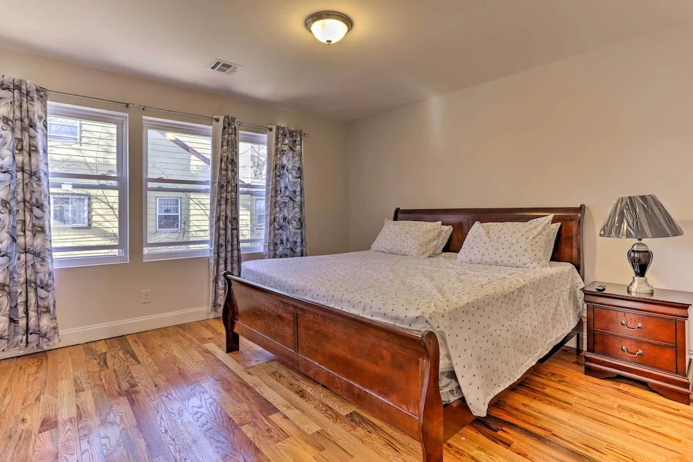 Newark Apartment ~ 5 Mi to Turtle Back Zoo!