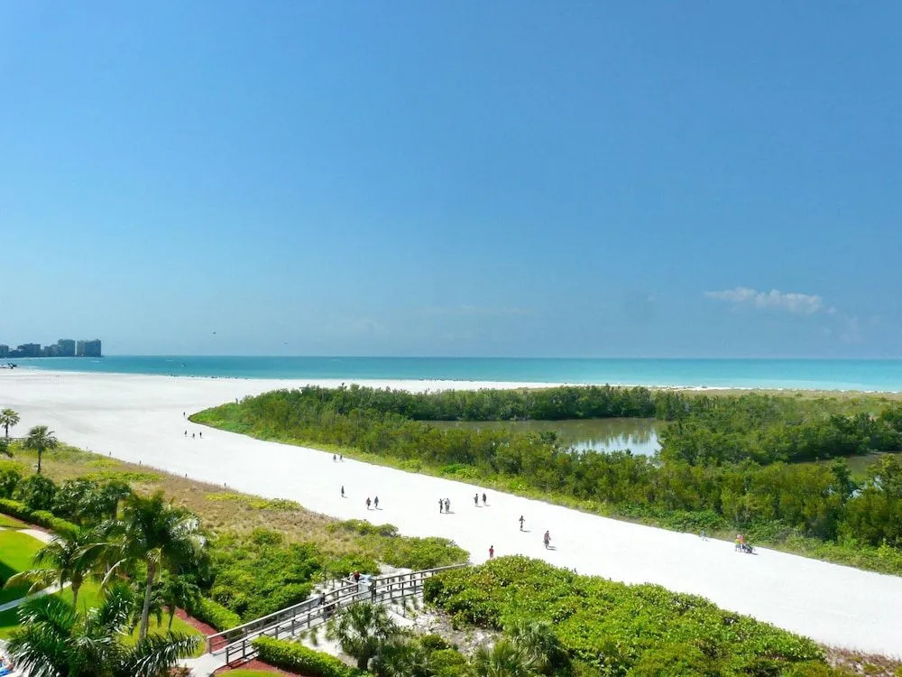 Inviting Condo on Beach With Pool and Tennis Courts
