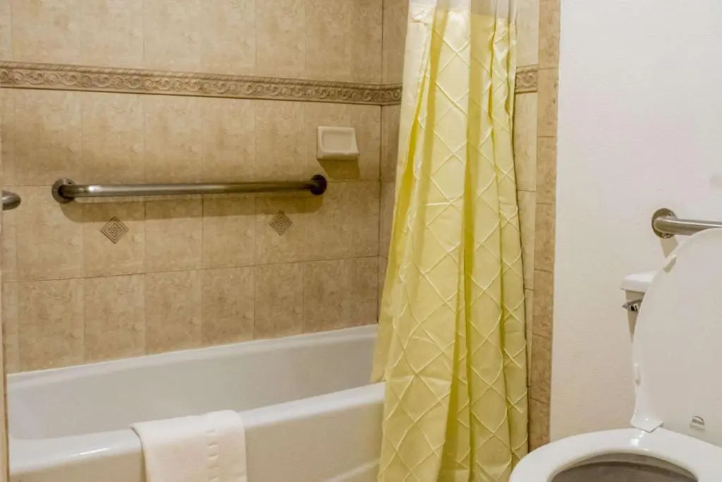 Rodeway Inn & Suites Colton-Riverside
