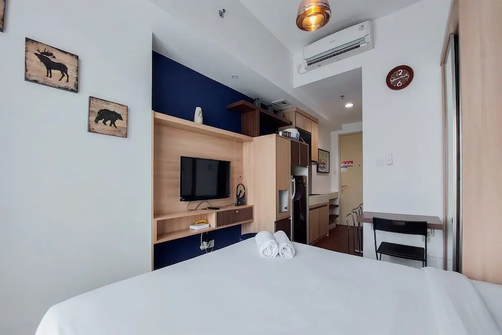 Nice and Elegant Studio at Tree Park City Apartment By Travelio